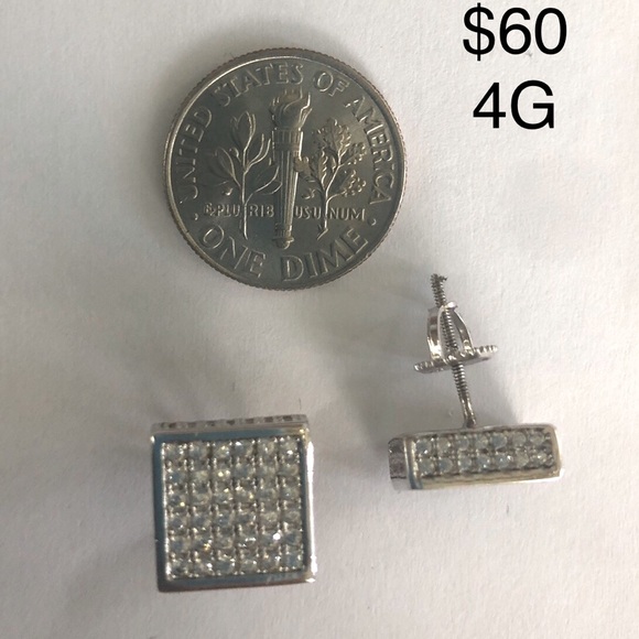 SILVER STUD EARRING. - Picture 1 of 1